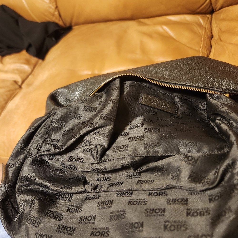 LOW START Michael Kors Black and Gold Shoulder Bag LIKE NEW Textured Leather - Picture 6 of 10